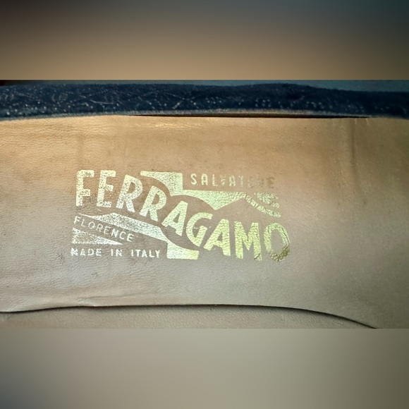 FERRAGAMO Vintage Navy with gold thread heels.  Size 8.5 AAAA - Picture 6 of 9